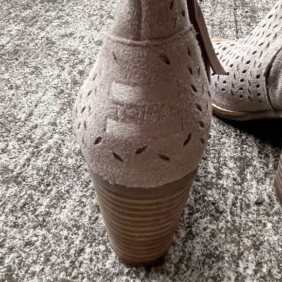 Toms Women's Majorca Peep Toe Booties Perforated Leaf Suede Side Zipper Size 6 - Picture 7 of 8